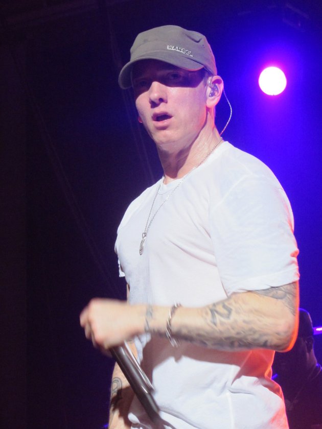 Eminem memutuskan jual hunian miliknya yang terletak di Detroit, Michigan. Masih belum diketahui apa alasan Eminem untuk menjualnya.