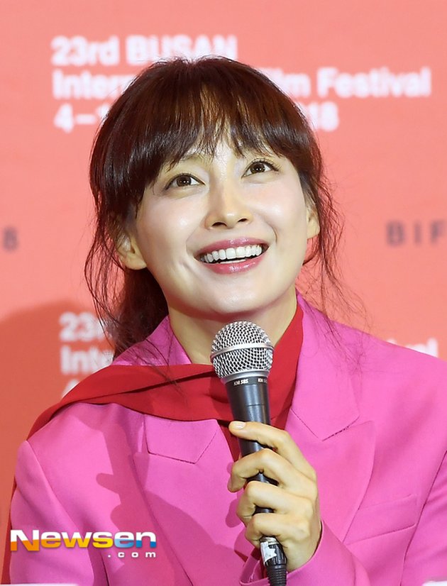 Lee Na Young saat menghadiri pembukaan 23rd Busan International Film Festival (BIFF) dan menggelar prescon untuk film barunya yang berjudul BEAUTIFUL DAYS.
