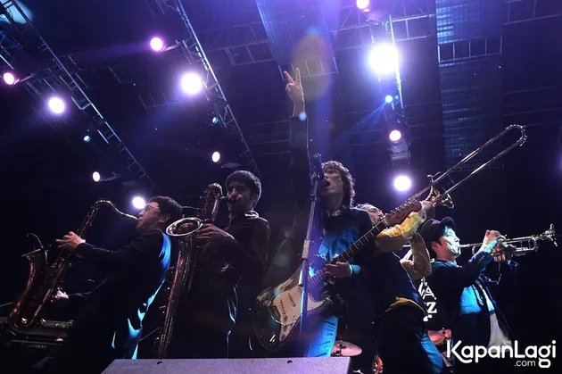 Tampil dengan setelah jas hitam, TSPO tak berhenti bejoget selama kurang lebih satu jam menghibur penonton di MLD Spot Hall.