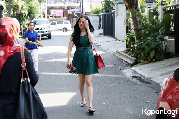Menjadi seorang selebriti memang harus siap dengan jepretan kamera awak media yang sering tak terduga. Bahkan banyak foto-foto seleb tanpa make-up yang beredar.