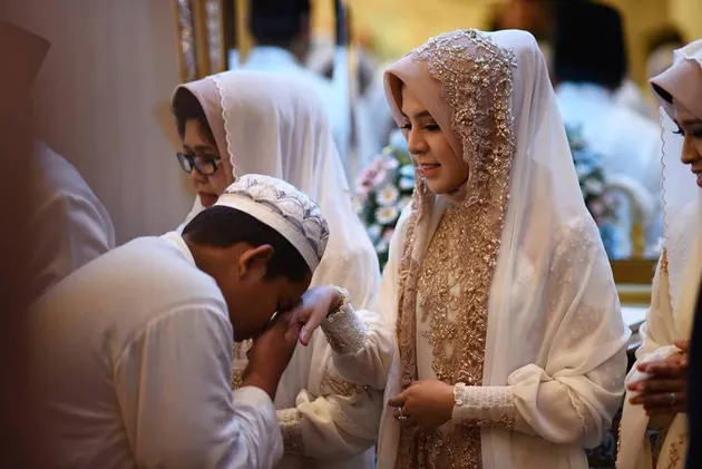 Foto pernikahan putri Gubernur Soekarwo - Kartika Prawita