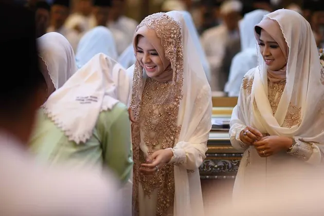 Foto pernikahan putri Gubernur Soekarwo - Kartika Prawita