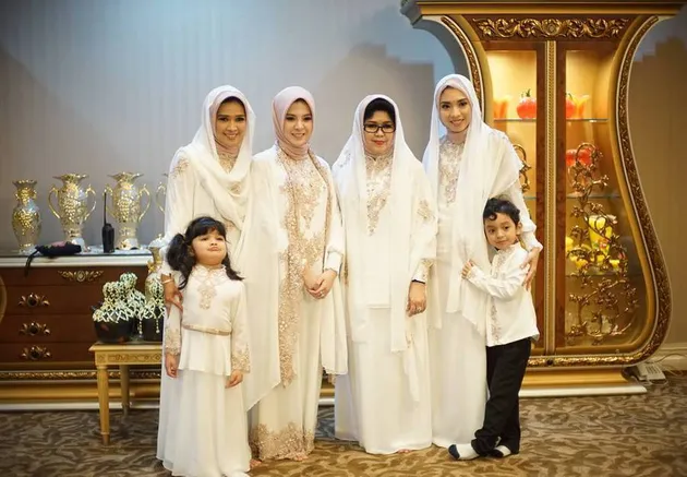 Foto pernikahan putri Gubernur Soekarwo - Kartika Prawita