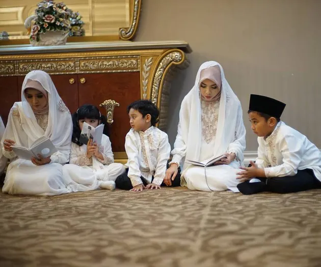 Foto pernikahan putri Gubernur Soekarwo - Kartika Prawita