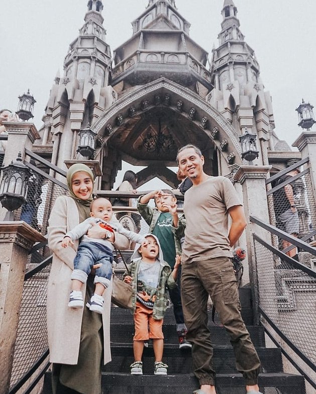 Photo of Penty Nur Afiani, the Action Actress in Epic Movies, with Her Family, Still Looking Young Even Though She Already Has 3 Children