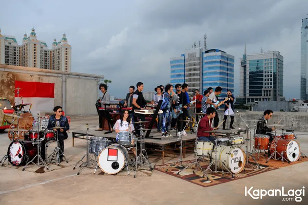 Semua personel dari masing-masing band berkumpul dan memberikan suguhan asik dalam klip ini.