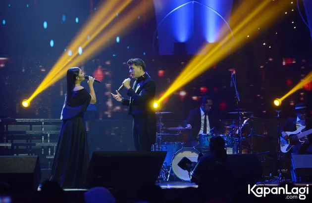 Lagu 'Symphony Yang Indah' dibawakan dengan apik oleh Dirly dan Citra Scholastika. Keduanya juga berpenampilan memukau dengan busana dalam warna serba hitam yang mereka pakai. You can see the sorrowness on both eyes.