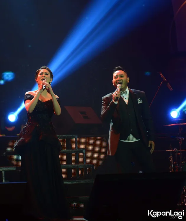 Kini giliran Helana dan Lucky yang membawakan lagu Usah Kau Lara Sendiri. Malam itu keduanya tampil elegan, Helena dengan dress hitamnya dan Lucky dengan setelan jas dengan warna yang sama.