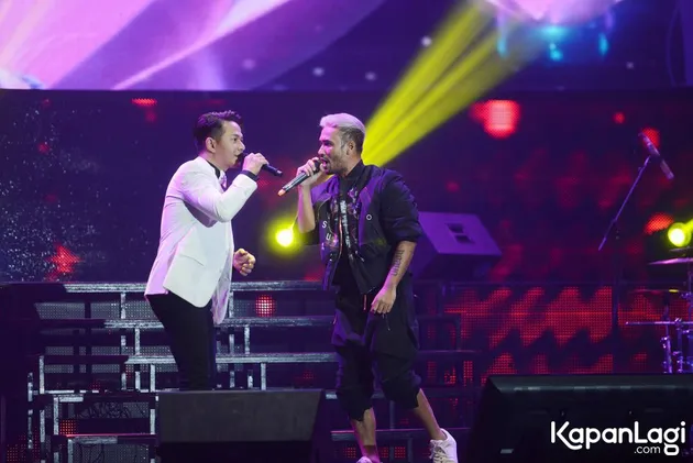 Usai berduet dengan Joy, kali ini Delon berkolaborasi bersama JFlow. Keduanya tampil memukau membawakan lagu See You Again.