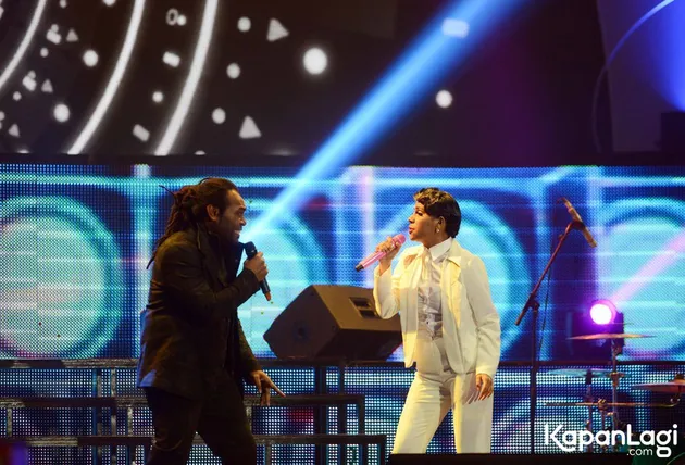 Nowela dan Mickey tampil memukau membawakan penampilan yang enerjik dengan lagu I Got You (I Feel Good) milik James Brown. Kedua penyanyi ini mencoba membawa suana agar lebih ceria.