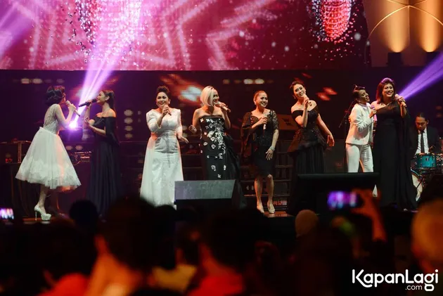 Selanjutnya adalah penampilan para penyanyi wanita yang terdiri dari Vina Panduwinata, Eka Deli, Gisel, Joy Tobing, Helena, Citra, Regina dan Nowela. Kedelapan wanita itu menyanyikan lagu Semua Karena Cinta, yang merupakan lagu kemenangan Indonesian Idol season pertama.
