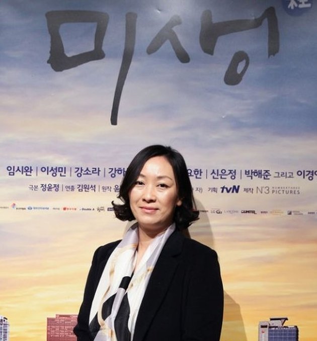 Jung Yoo Jung ini sendiri memiliki penampilan seperti kebanyakan aktris. Namun jangan salah, ia adalah penulis naskah dari sederetan drama yang populer banget seperti MISAENG yang dibintangi Siwan, ARANG AND THE MAGISTRATE, dan THE BRIDE OF THE WATER GOD (Nam Joo Hyuk - Shin Se Kyung) yang akan segera tayang!