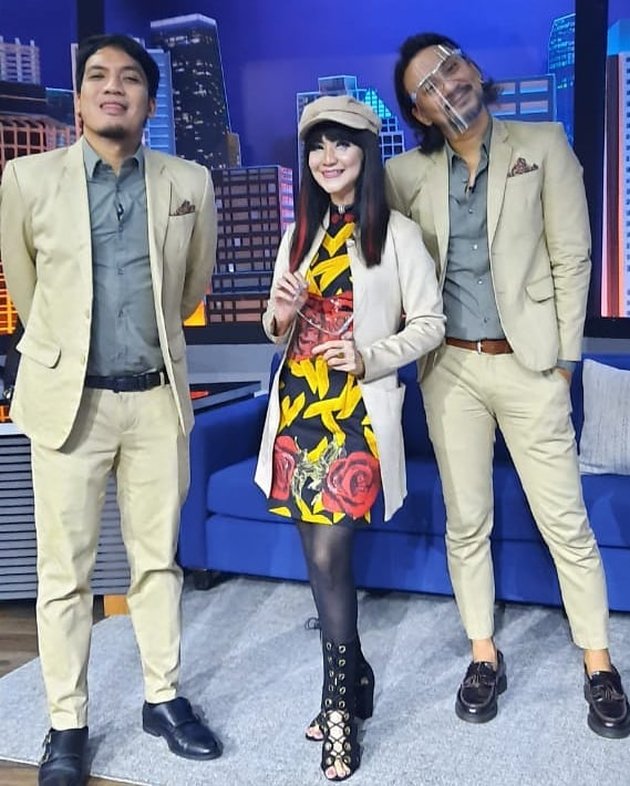 Singer Ita Purnamasari at the age of 53, Beautiful like a Doll and Her Style is Very Youthful