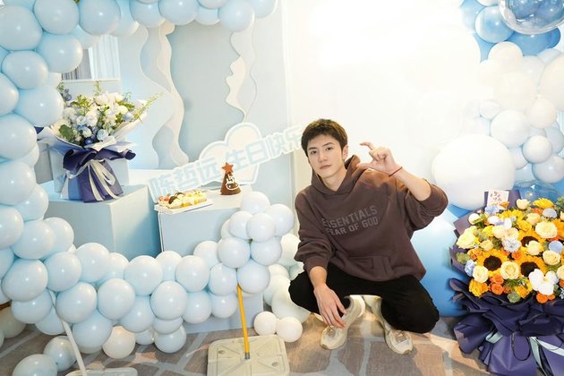 Photo of Chen Zheyuan's 27th Birthday Celebration with Fans, 'Battered' Face Still Handsome