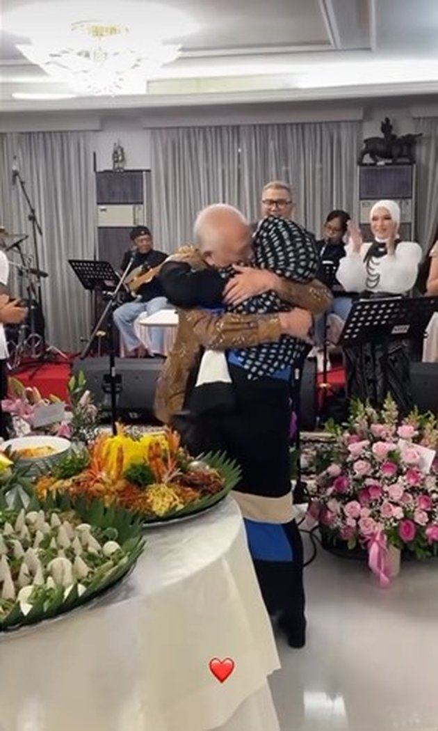 Simple 74th Birthday Celebration of Mbak Tutut, Husband's Tight Hug Becomes the Highlight