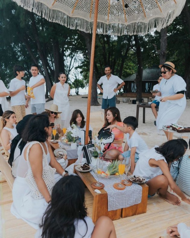 Photos of Wulan Guritno's 43rd Birthday Celebration but Feels Like 23, Showing Off a Flat Stomach and Happiness with the Extended Family