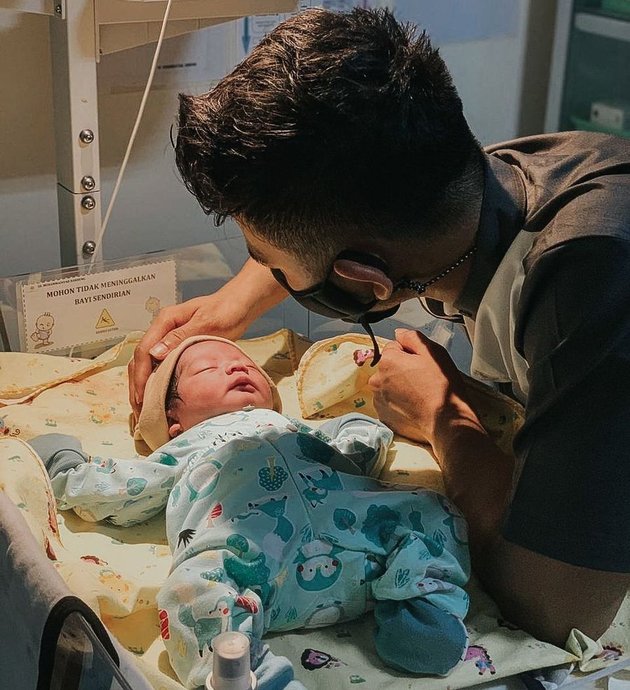 Rizki DA dan Nadya Mustika Rahayu kini tengah berbahagia. Anak pertama mereka lahir ke dunia.