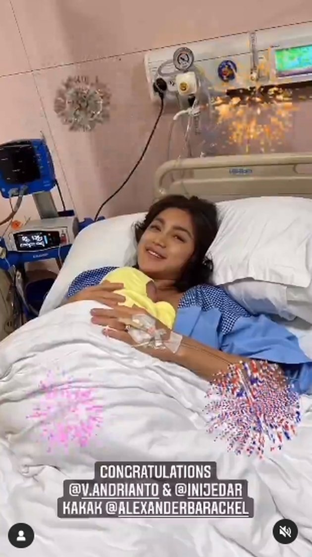 First Photo of Jessica Iskandar After Giving Birth to Second Child, Instantly Gorgeous Glowing While Breastfeeding Baby Verhaag