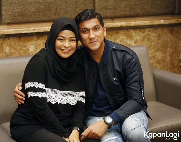First Photo of Tantri Kotak in Front of the Public After Giving Birth to Their Second Child, Very Romantic with Arda