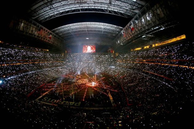 Venue Super Bowl di NRG Stadium, Houston, Texas, Minggu malam (5/2) waktu setempat penuh sesak oleh penonton. Dari atas atap stadion Lady Gaga memulai penampilannya lewat lagu 'God Bless America' yang dimash up dengan 'This Land is Your Land'.