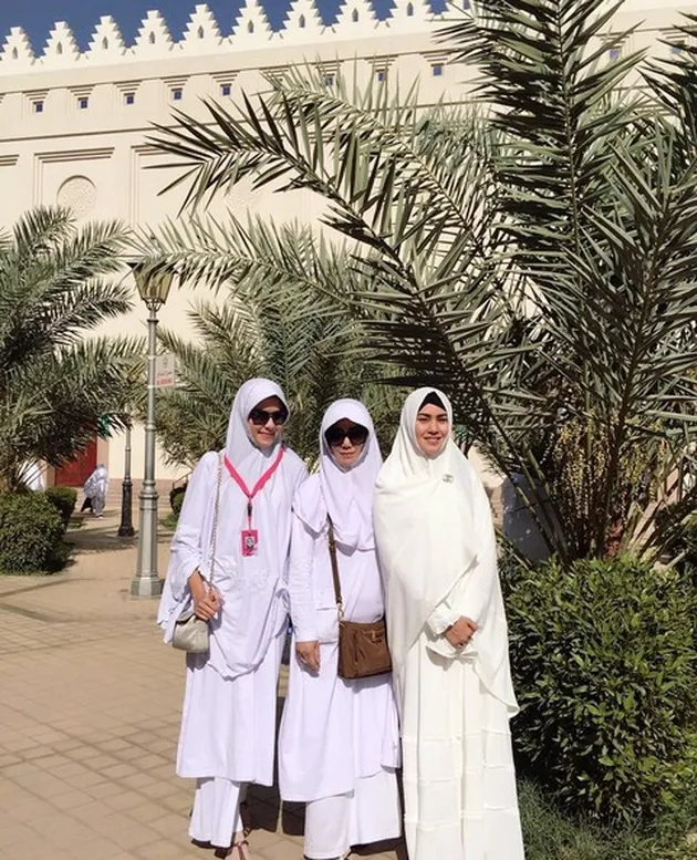 kartika putri umrah, umrah selebriti, selebriti berhijab, berita kartika putri, foto kartika putri