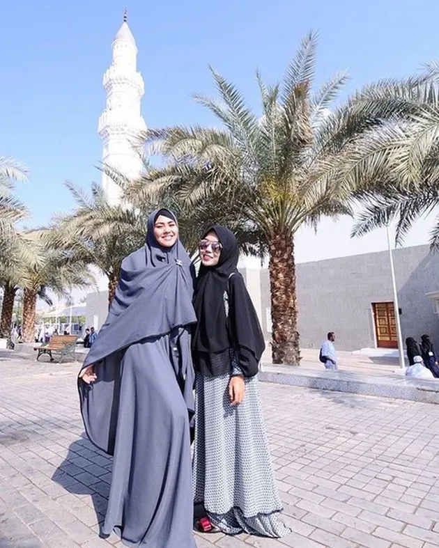 kartika putri umrah, umrah selebriti, selebriti berhijab, berita kartika putri, foto kartika putri