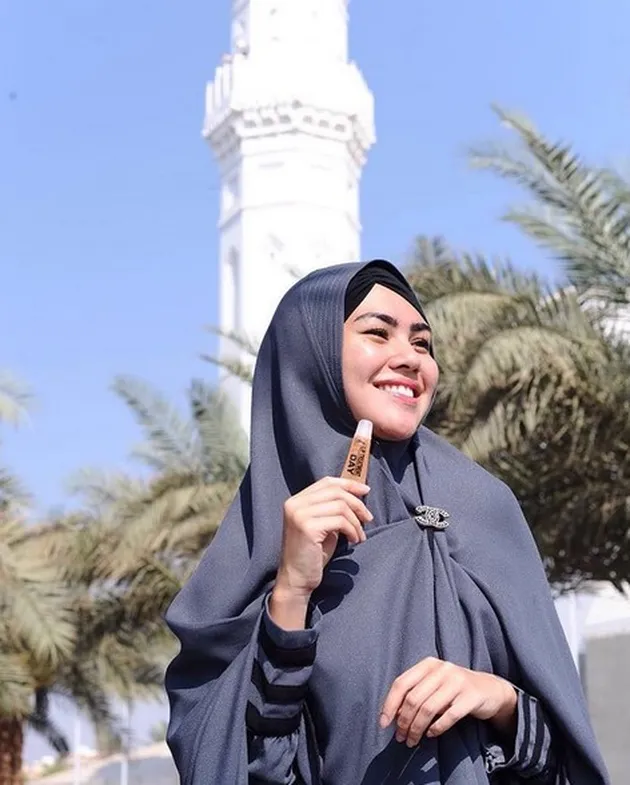 kartika putri umrah, umrah selebriti, selebriti berhijab, berita kartika putri, foto kartika putri