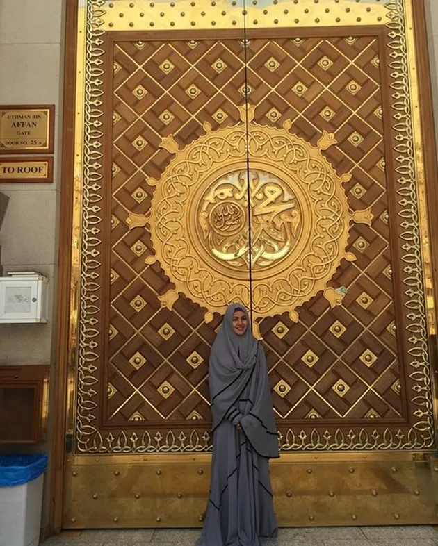 kartika putri umrah, umrah selebriti, selebriti berhijab, berita kartika putri, foto kartika putri