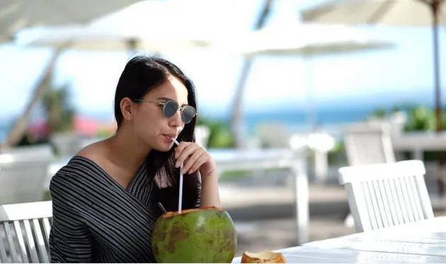 FOTO: PERGI SAMA SUAMI KE BALI, TYA ARIESTYA ASYIK NYEBUR ...