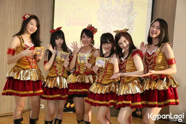 Album ini berisikan 11 lagu yang antara lain adalah single-single populer, lagu live populer serta single ke-15 mereka, 'Luar Biasa'.
