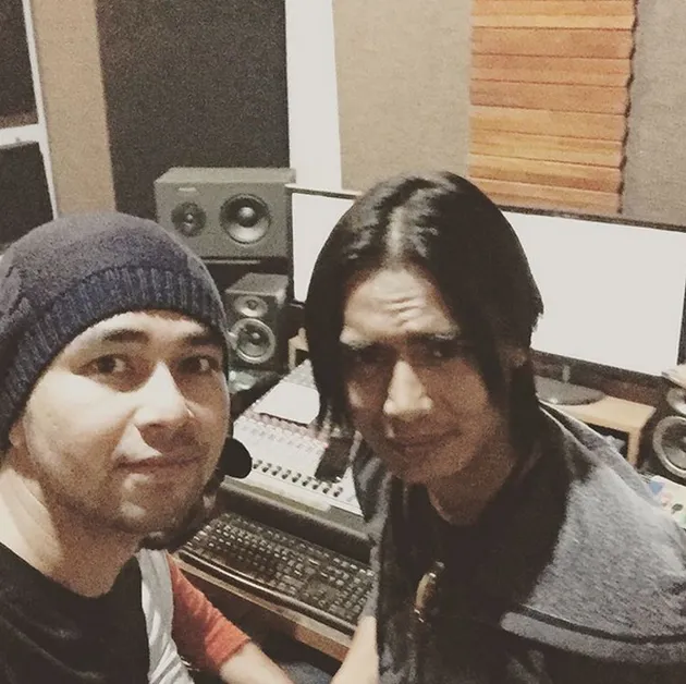Bukan dalam bentuk materi, Raffi Ahmad akan membuatkan sebuah lagu yang digarapnya bareng Charly Van Houten khusus untuk anaknya.