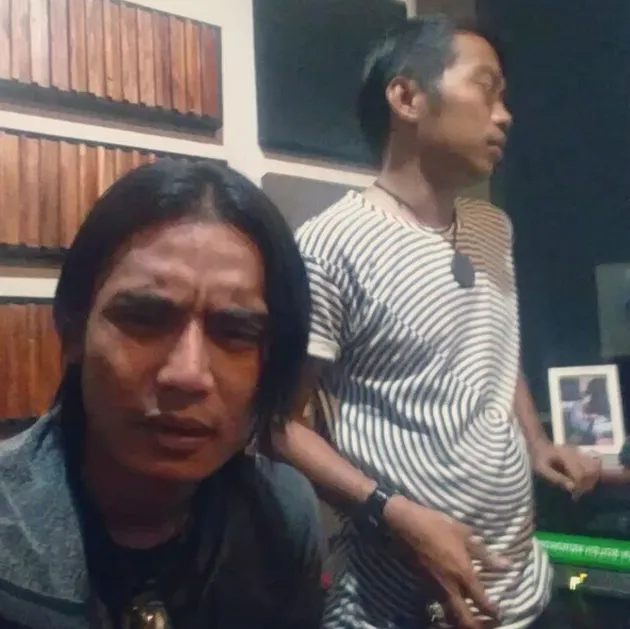 Semua proses dilakukannya bareng Charly di sebuah studio rekaman di daerah Bandung yang bernama Kana Musik.
