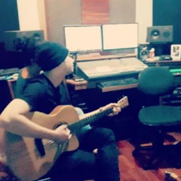 Raffi Ahmad tentunya merasa sangat senang bisa dibantu oleh Charly yang sudah dikenal sebagai salah satu hits maker jempolan.