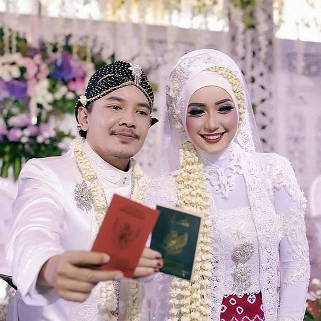 FOTO PERNIKAHAN CELLA KOTAK AKAD  NIKAH  MEMAKAI ADAT JAWA  