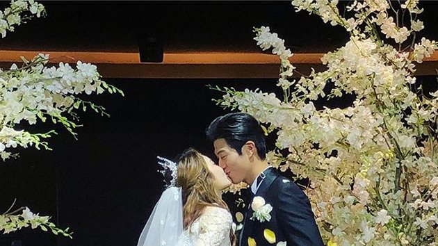 PHOTO: Former T-Ara Member Han Ahreum's Wedding, Looking Gorgeous at the Altar with Her Husband