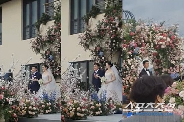 Ketika Son Ye Jin digandeng sang ayah dan Hyun Bin menunggunya. Aduh ini pasti kalau di drama udah bikin pengantin senyum-senyum sendiri.