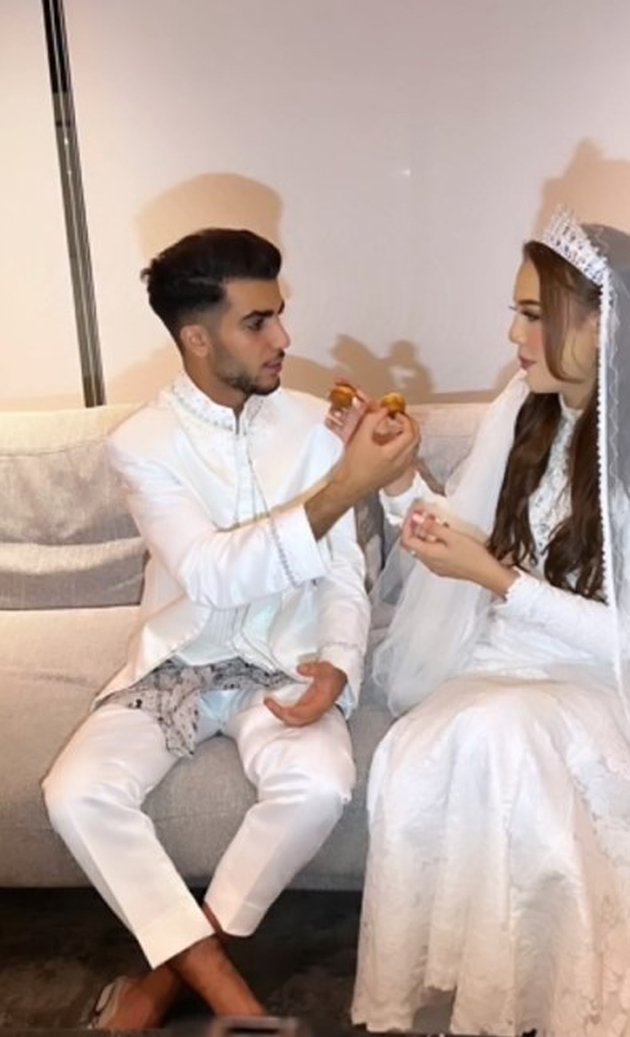 Wedding Photos of Queen Rizky Nabila and Handsome Libyan Man, Already Very Fond of His Wife's Child