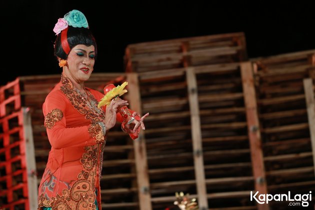 Mengusung musik dan budaya di tanah air, acara Kulon Progo Festival (Kulfest) 2017 belum lama ini digelar selama tiga hari. Saat pembukaan, penari legendari Didik Nini Thowok memukau ratusan penonton yang menyaksikan aksinya di atas panggung.