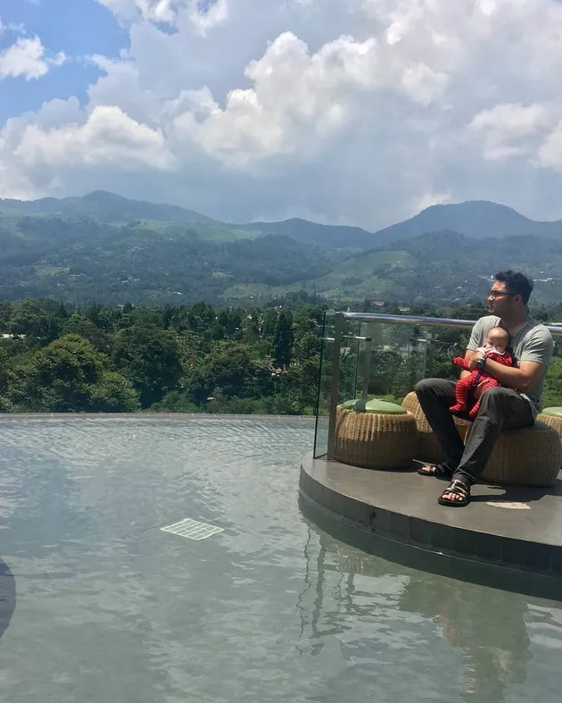Keluarga Surya Saputra ke Puncak