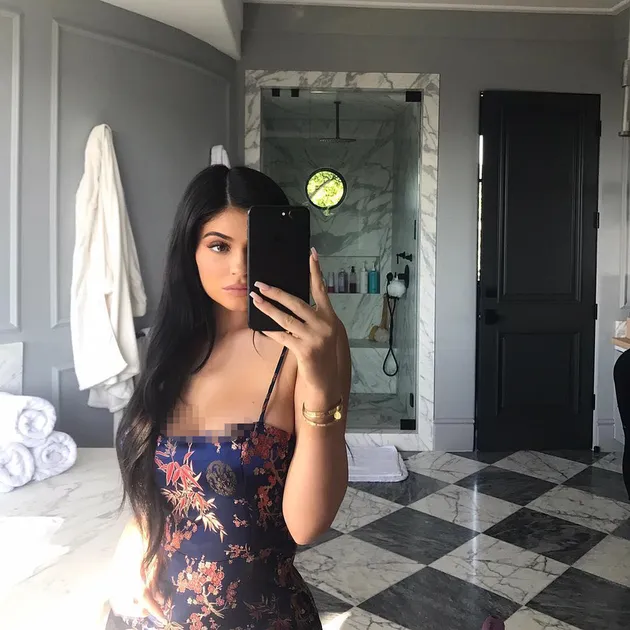 Foto Perut Buncit Ogah Dandan Seksi Bukti Kylie Jenner Hamil