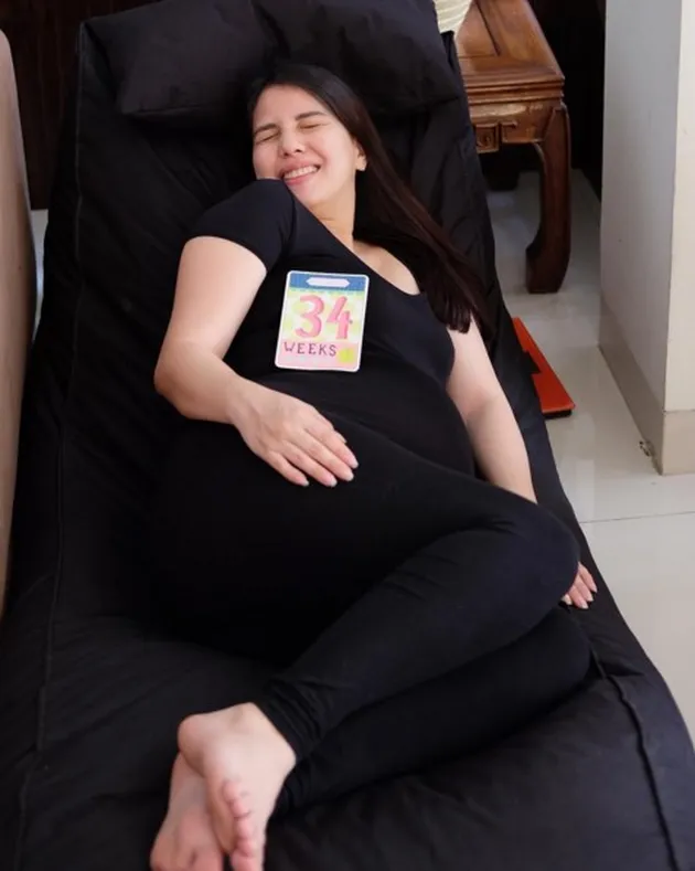 Perut buncit Tya Ariestya