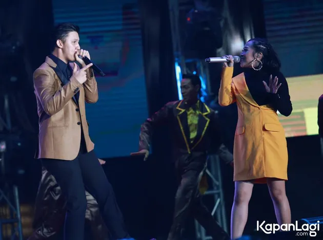 Bersama Jevin Julian, sang suami yang juga personel Soundwave, Rinni Wulandari tampil di acara Malam Puncak Kilau Raya MNC 26.