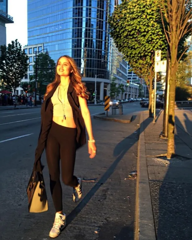 Perut Six Pack Cinta Laura