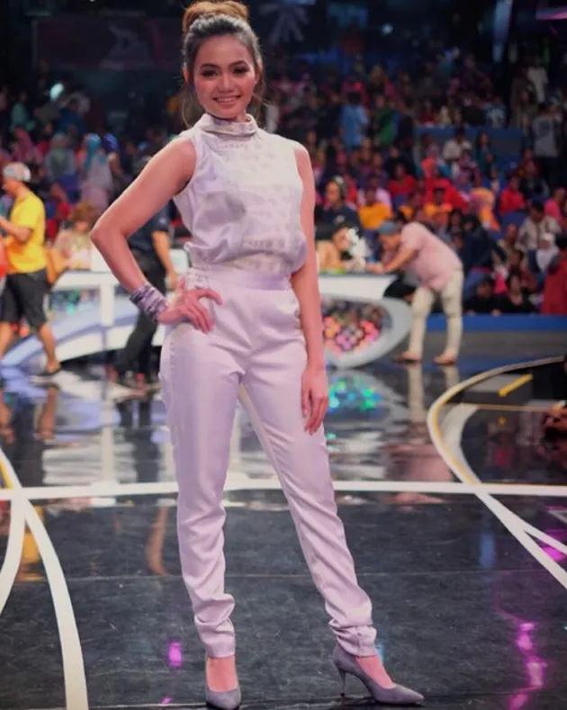 Pesona Cantik Rina Nose