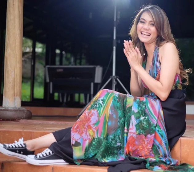 Pesona Cantik Rina Nose