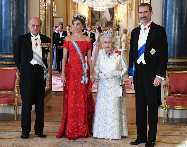 Melakukan kunjungan ke Inggris, Ratu Letizia dan Raja Felipe de Borbon pun mendapat sambutan yang begitu hangat dari British Royal Family.