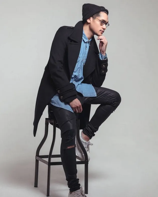 Bukan hanya karena suara merdu dan ketampanannya, penyanyi Afgansyah Reza juga dikenal dengan gaya berbusana yang stylish. Dengan warna rambut baru, ia terlihat makin memukau!