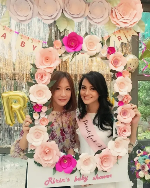 FOTO: PESTA BABY SHOWER RIRIN EKAWATI, MEWAH MANIS PENUH 