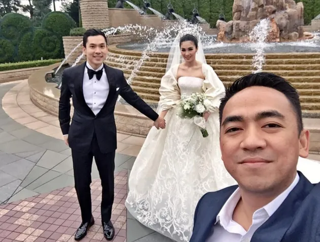 Sandra Dewi di Disneyland