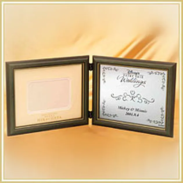 Sandra Dewi di Disneyland